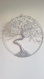Arbre en relief 60cm, fil argenté, feuilles nuances Blanc et gris.