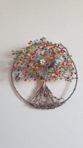 Arbre en relief, fil marron clair, feuilles multicolores, fleurs blanches
