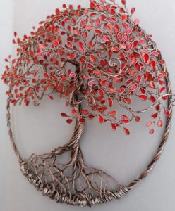Arbre de vie relief rouge, fait main en métal marron clair
