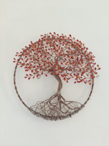 Arbre de vie relief rouge, fait main en métal marron clair