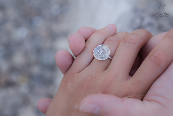 Bague Flore portée bijoux femme artisanat tarn